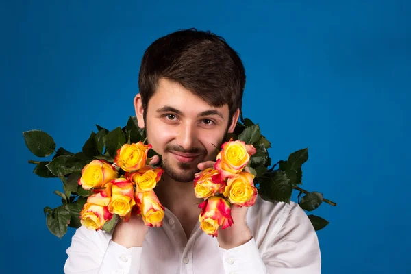 Uomo con bouquet di rose rosse — Foto Stock