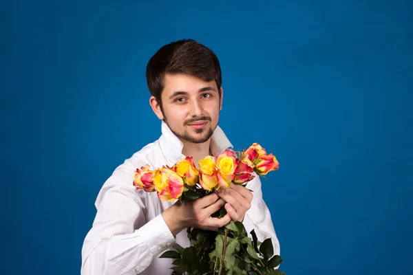 Homme avec bouquet de roses rouges — Photo