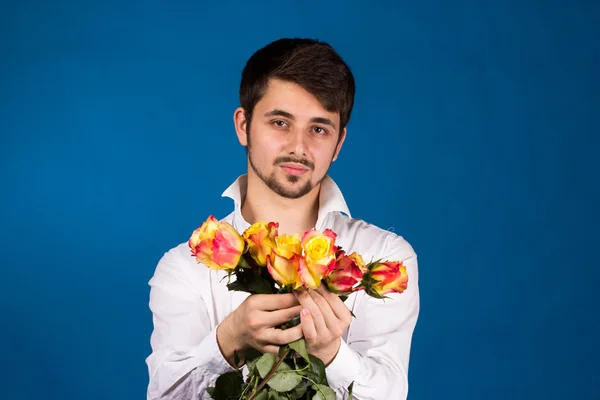 Hombre con ramo de rosas rojas — Foto de Stock