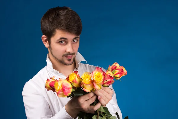 Homem com buquê de rosas vermelhas — Fotografia de Stock