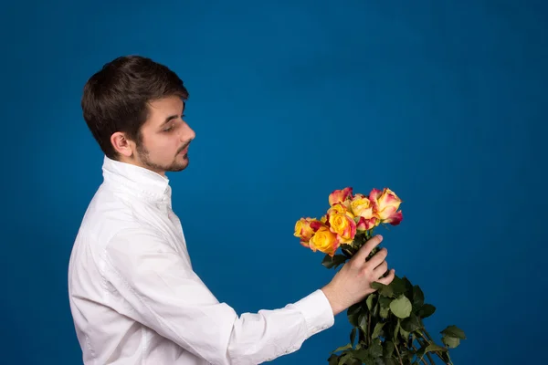 Homem com buquê de rosas vermelhas — Fotografia de Stock