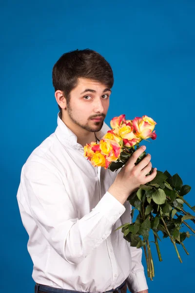 Hombre con ramo de rosas rojas — Foto de Stock