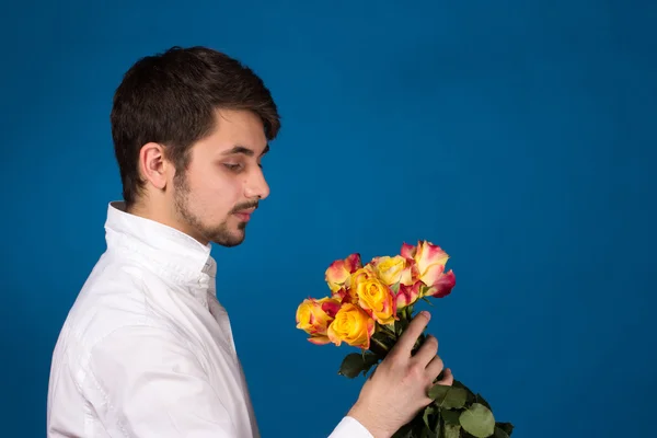 Άνθρωπος με μπουκέτο με κόκκινα τριαντάφυλλα — Φωτογραφία Αρχείου
