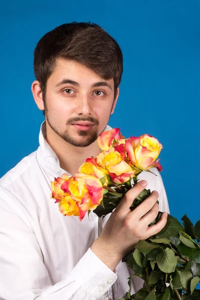 Hombre con ramo de rosas rojas — Foto de Stock