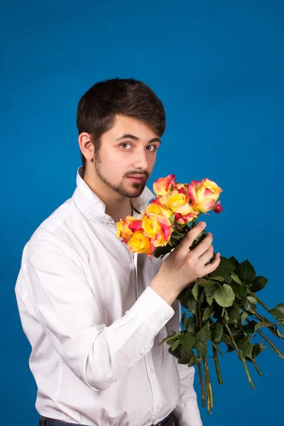 红玫瑰花束的男人 — 图库照片