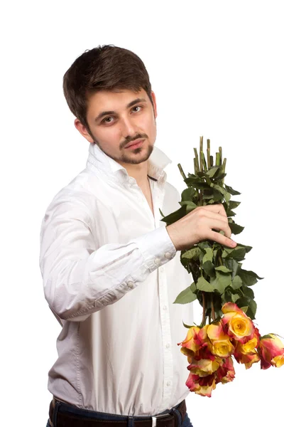 Homme avec bouquet de roses rouges . — Photo