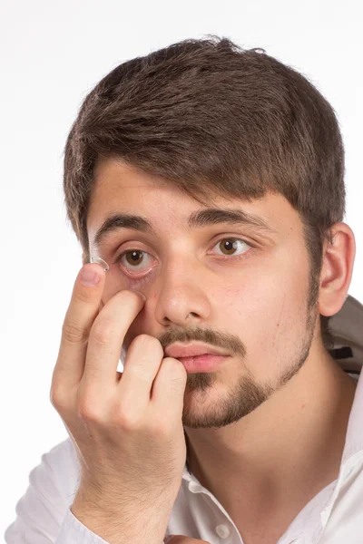 Bir adamın kahverengi göz düzeltici c ekleme sırasında closeup görünümü — Stok fotoğraf