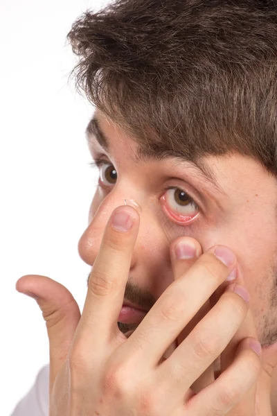 Vista da vicino dell'occhio marrone di un uomo mentre inserisce un correttivo c — Foto Stock