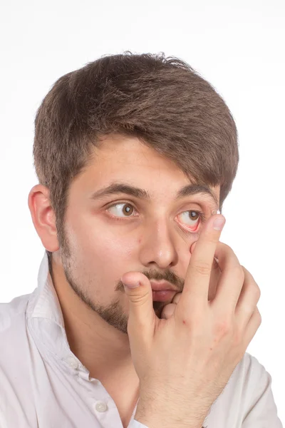 Närbild bild av en mans bruna ögon medan du för in en korrigerande c — Stockfoto