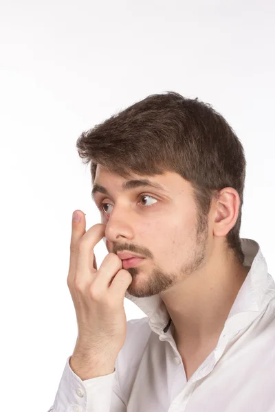 Vista de cerca del ojo marrón de un hombre mientras se inserta una c correctiva —  Fotos de Stock