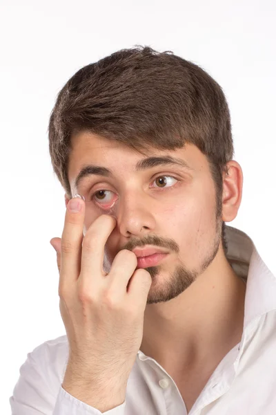 Vista de cerca del ojo marrón de un hombre mientras se inserta una c correctiva —  Fotos de Stock