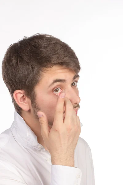 Close-up beeld van een man bruin oog bij het invoegen van een corrigerende c — Stockfoto