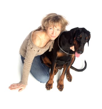 Bayan ve köpek birlikte oturan