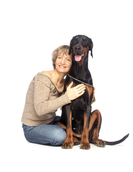 Jovem mulher com cão dobermann preto — Fotografia de Stock