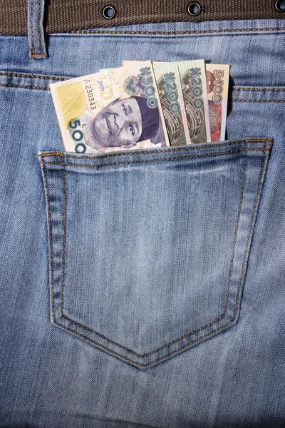 Primo piano di jeans maschili a righe con nairas in tasca — Foto Stock