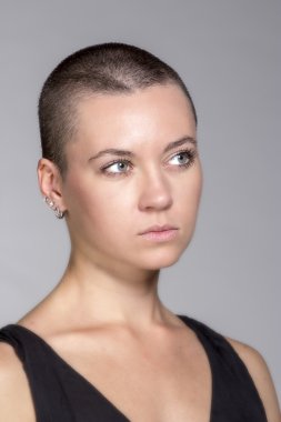 siyah elbiseli güzel esmer kadın portresi