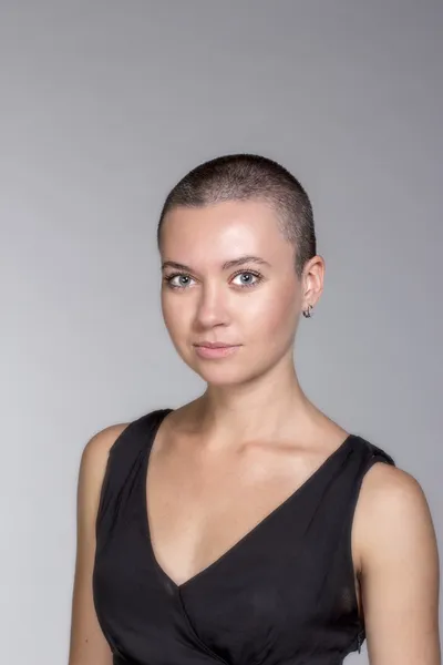 siyah elbiseli güzel esmer kadın portresi