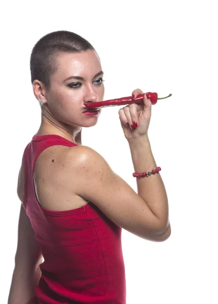 Vrouw met chili peper op witte achtergrond — Stockfoto