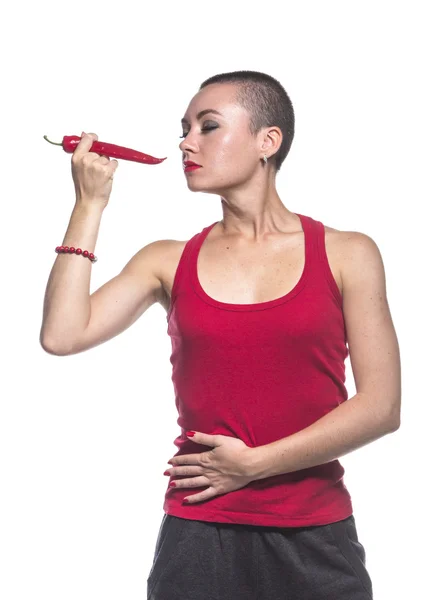 Žena s chilli papričkou na bílém pozadí — Stock fotografie