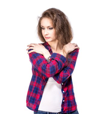 Kareli gömlekli çekici genç kadın