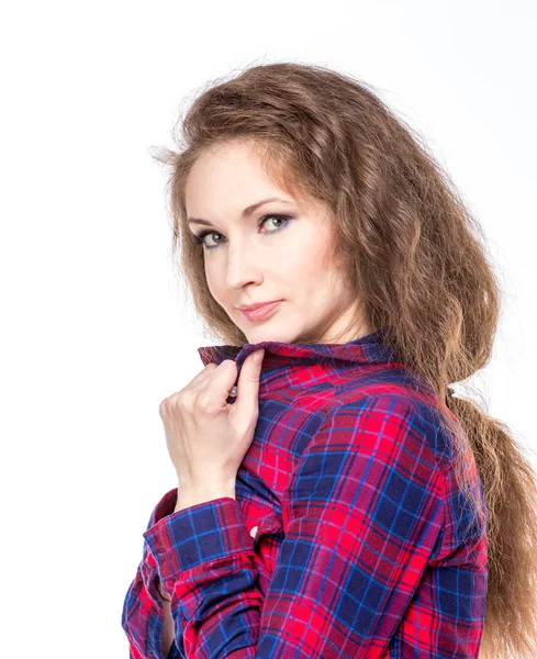 Aantrekkelijke jonge vrouw in een geruit hemd — Stockfoto