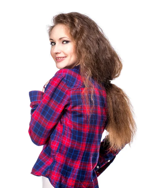 Jolie jeune femme dans une chemise à carreaux regardant en arrière — Photo