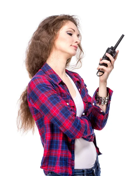 Привлекательная молодая женщина в клетчатой рубашке с рацией — стоковое фото