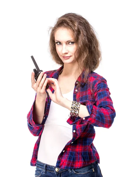 Ελκυστική νεαρή γυναίκα σε καρό πουκάμισο με walkie talkie — Φωτογραφία Αρχείου
