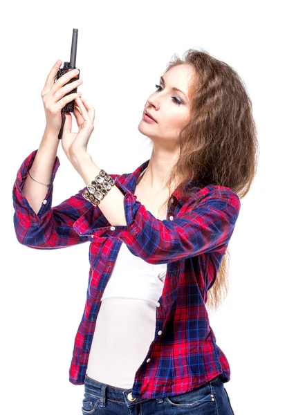 Aantrekkelijke jonge vrouw in een geruit shirt met walkietalkie, — Stockfoto