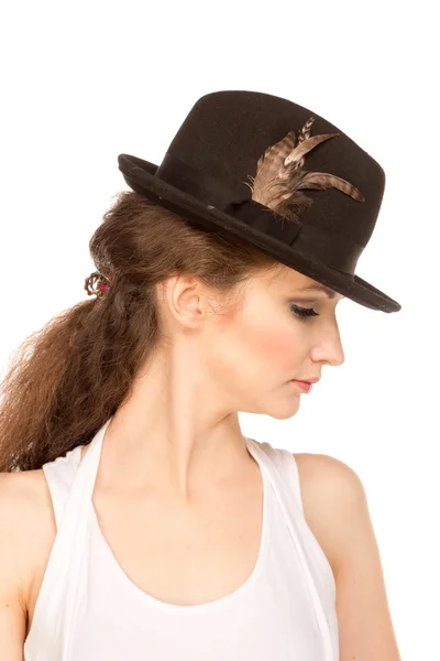 Mujer bonita en sombrero con plumas de pájaro —  Fotos de Stock