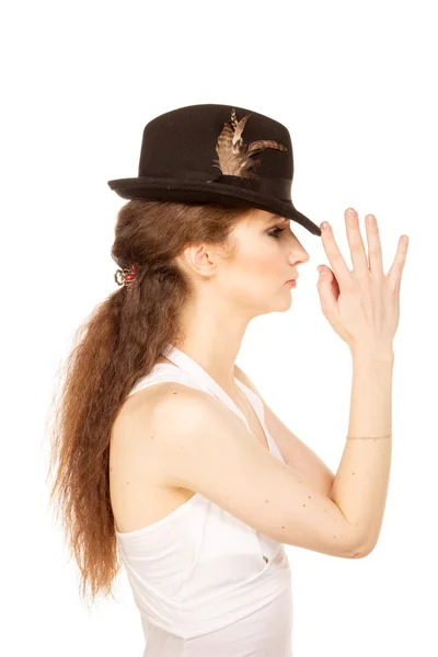 Jolie femme au chapeau avec plume d'oiseau — Photo