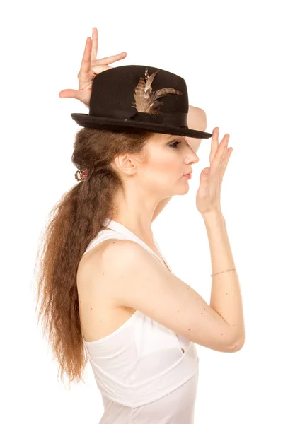 Mujer bonita en sombrero con plumas de pájaro —  Fotos de Stock