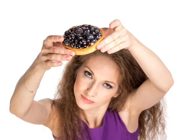 Frau genießt Kuchen, konzentriert auf Kuchen — Stockfoto