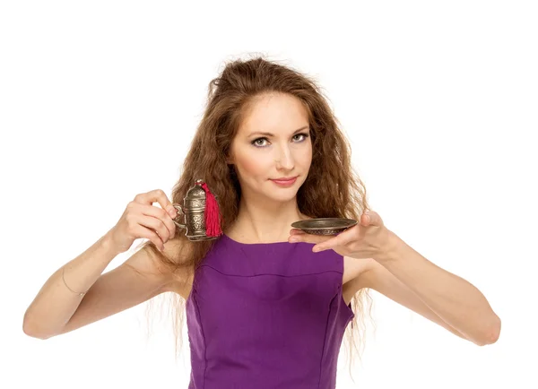 Joven mujer feliz sosteniendo una taza de café aislado — Foto de Stock