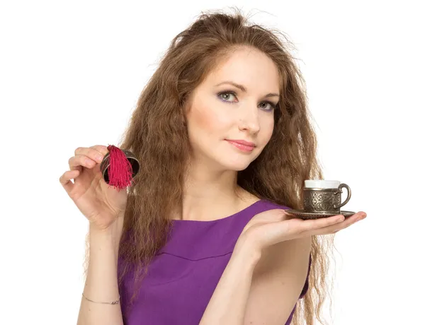 Joven mujer feliz sosteniendo una taza de café aislado — Foto de Stock