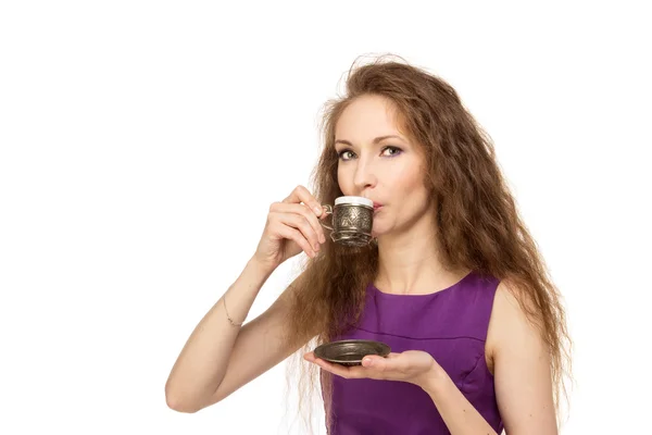 Junge glückliche Frau hält eine Kaffeetasse isoliert — Stockfoto