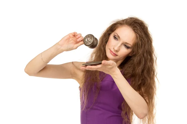 Junge glückliche Frau hält eine Kaffeetasse isoliert — Stockfoto