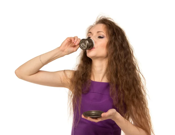 Junge glückliche Frau hält eine Kaffeetasse isoliert — Stockfoto