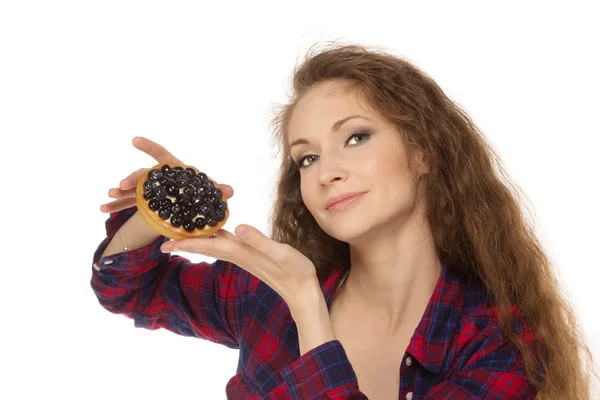 Деревенский стиль женщины с тортом — стоковое фото