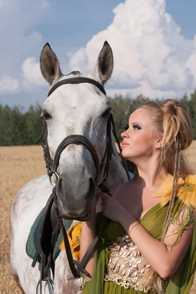 Γυναίκα άλογο και butiful πρόσωπο με πρόσωπο — Φωτογραφία Αρχείου
