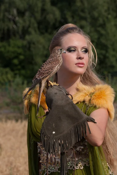 Mulher com howk na mão — Fotografia de Stock