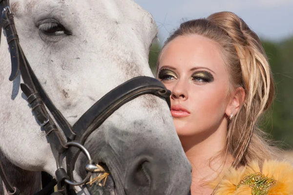 Koně a butiful žena, tváří v tvář — Stock fotografie