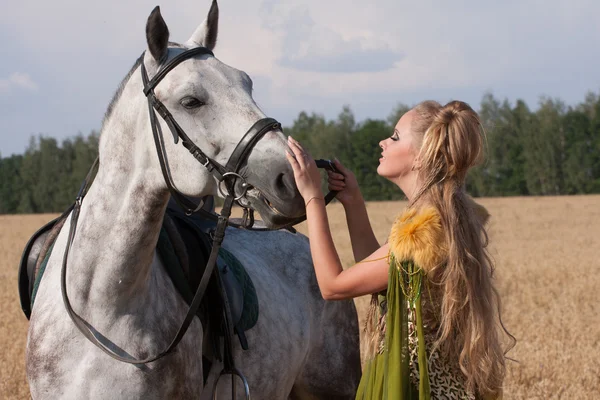 Cavalo e mulher butiful cara a cara — Fotografia de Stock