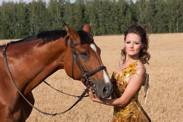 Vrouw met paardkadın ile at — Stok fotoğraf