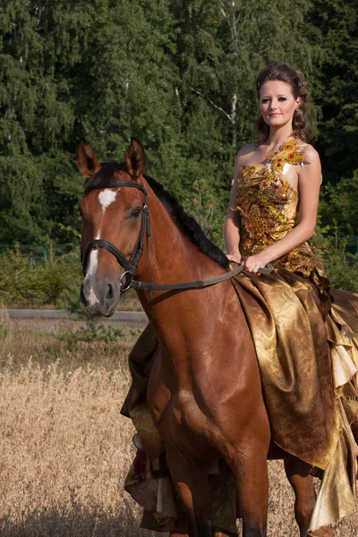Kvinna med häst — Stockfoto