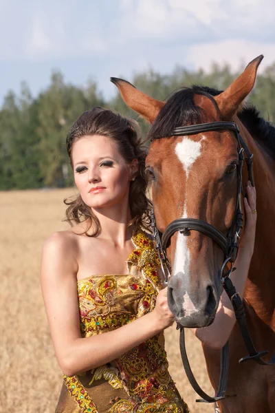 Mujer con caballo — Foto de Stock