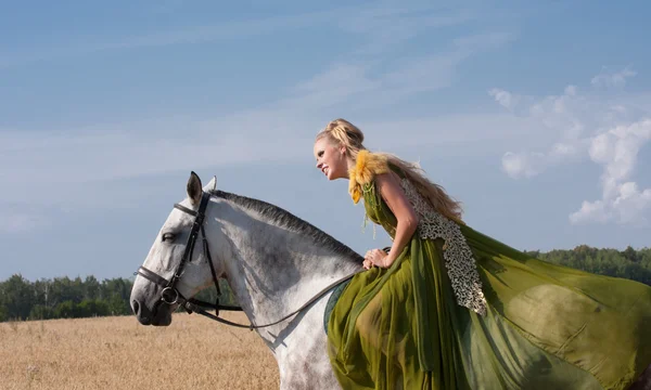 Mulher com cavalo — Fotografia de Stock
