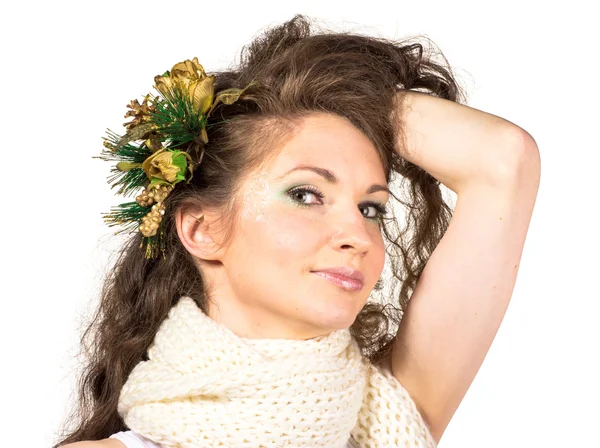 Retrato de mulher jovem e bonita em vestido de inverno e pino de cabelo isolado no branco — Fotografia de Stock