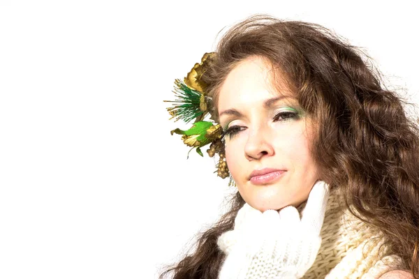 Jeune et belle femme portrait en robe d'hiver et épingle à cheveux isolé sur blanc — Photo