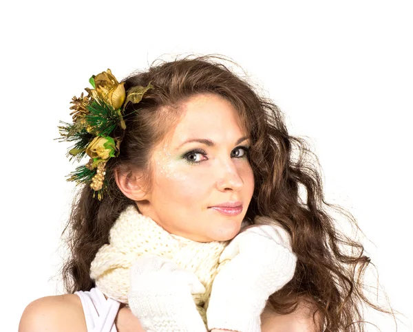 Retrato de mulher jovem e bonita em vestido de inverno e pino de cabelo isolado no branco — Fotografia de Stock